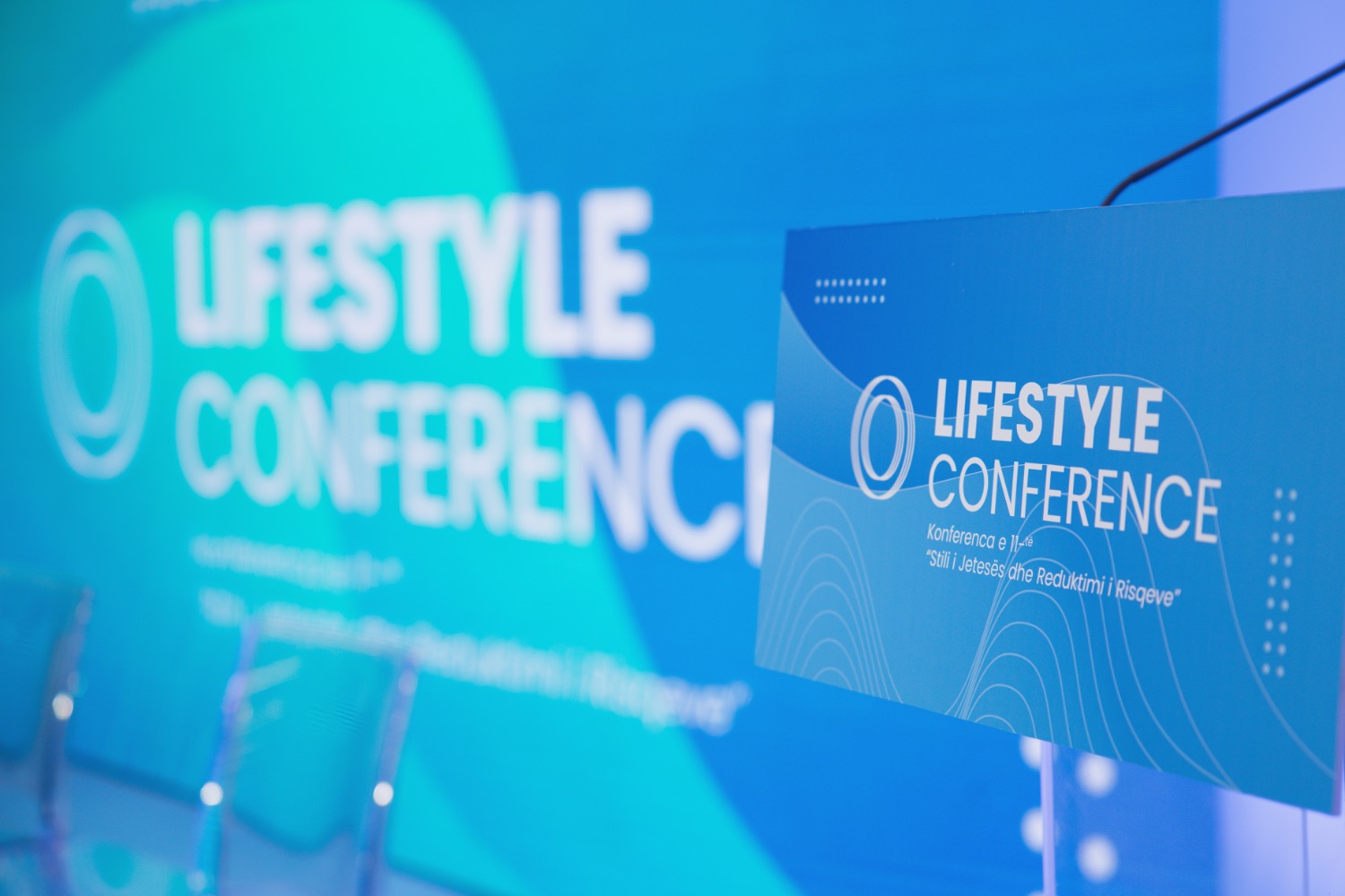 Stili i jetesës dhe reduktimi i risqeve në fokus të konferencës ’Lifestyle’! Ekspertët prezantojnë qasjet për reduktimin e dëmit