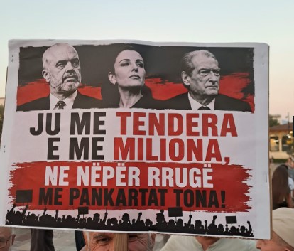 FOTOLAJM/ “Korrupsioni kërkon ndëshkim”, mesazhet pikante në protestën e 81-të kundër Ramës