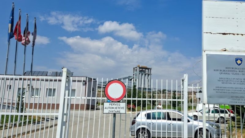 U ndalua në Aeroportin e Prishtinës, shtetasi iranian kërkon azil në Kosovë: Ndihem i kërcënuar atje