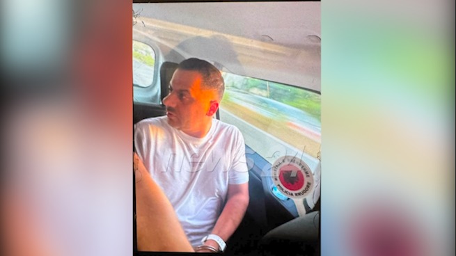 Ergys Agasi në makinën e policisë me pranga në duar pas arrestimit
