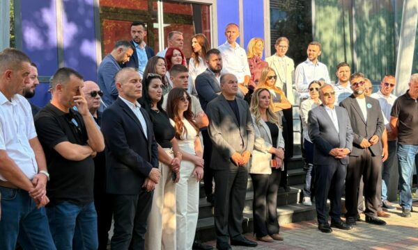 Kosovë, PDK dhe Aleanca përshkallëzojnë protestën. Për të gjashtën ditë bllokojnë hyrjen e Qeverisë: S’do të ndalemi!
