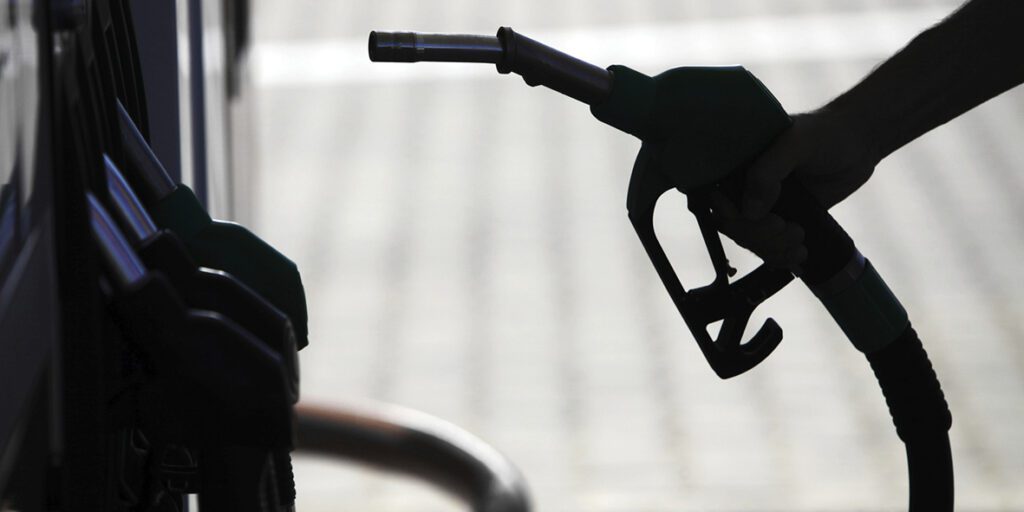 Qeveria e Malit të Zi vendos të ulë akcizat për karburantet, çmimi i naftës zbret në 1.87 euro për litër