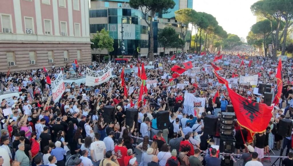 Sot protesta e 84-t në Tiranë, qytetarët do të dalin sërish në shesh me parullën “Rama në burg, Berisha në burg”