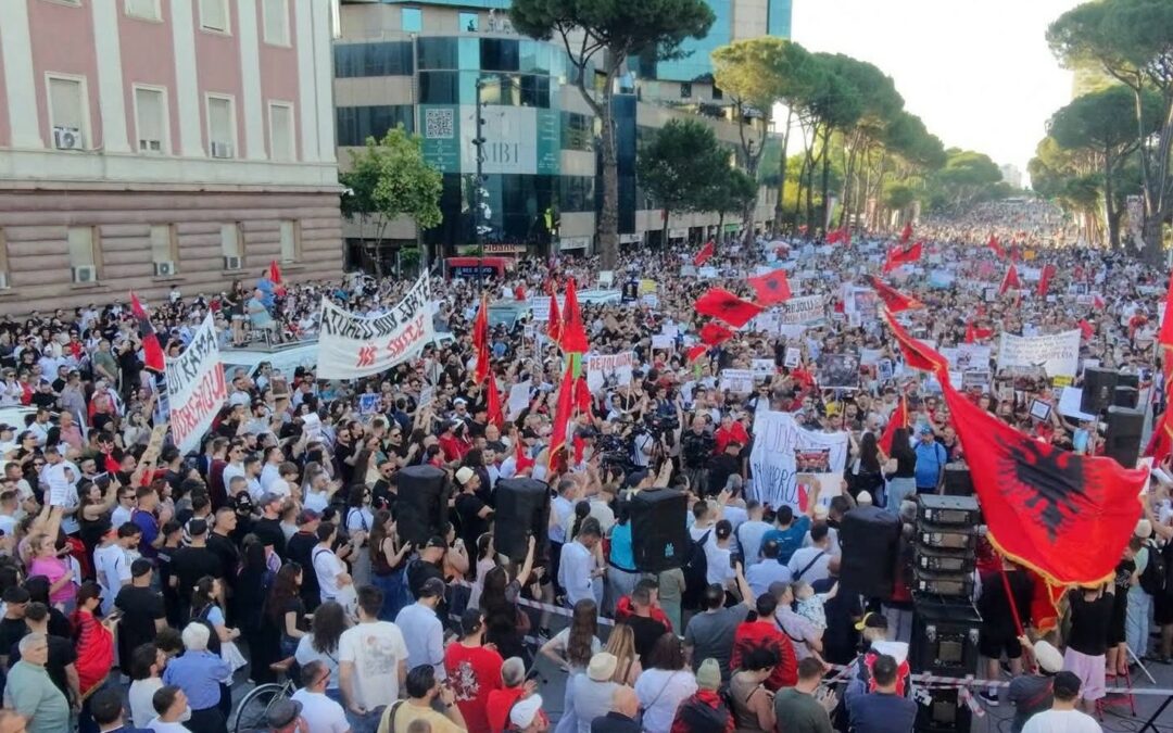 Sot protesta e 93-të kundër qeverisë. 3 muaj mobilizim i pandërprerë në Tiranë, qytetarët kërkojnë largimin e Ramës