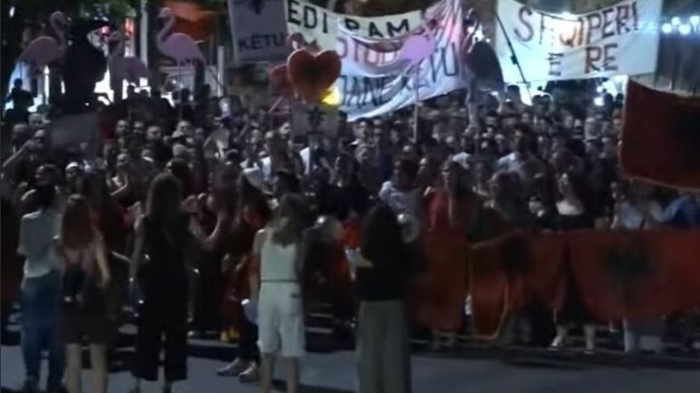 Revolta e 80-të kundër Ramës, protestuesit ndalesë para selisë së PD: Opozitë e shitur