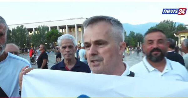 “Faleminderit News24 që përcjell realitetin”/ Qytetari nga Italia në protestë: Duhet të kthehemi në vendlindje, po na zhdukin