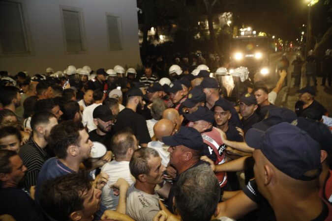 Protesta sot në ditën e 95-të. Pas tensioneve të djeshme para Kryeministrisë, 14 protestues shoqërohen në komisariate