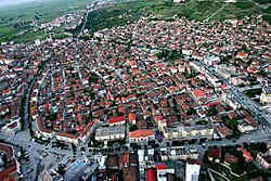 Shqipëria, një “fshat i madh”, vetëm 6 bashki klasifikohen si “qytet”. Kamza kryeson për përqendrimin e popullsisë në zona urbane